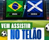 Telão com transmissão do jogo do Brasil